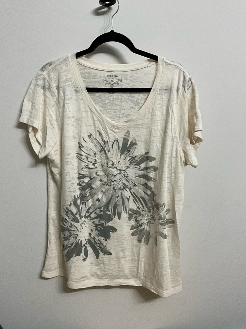 Sonoma Cream V-Neck Short Sleeve Floral Graphic Tee
